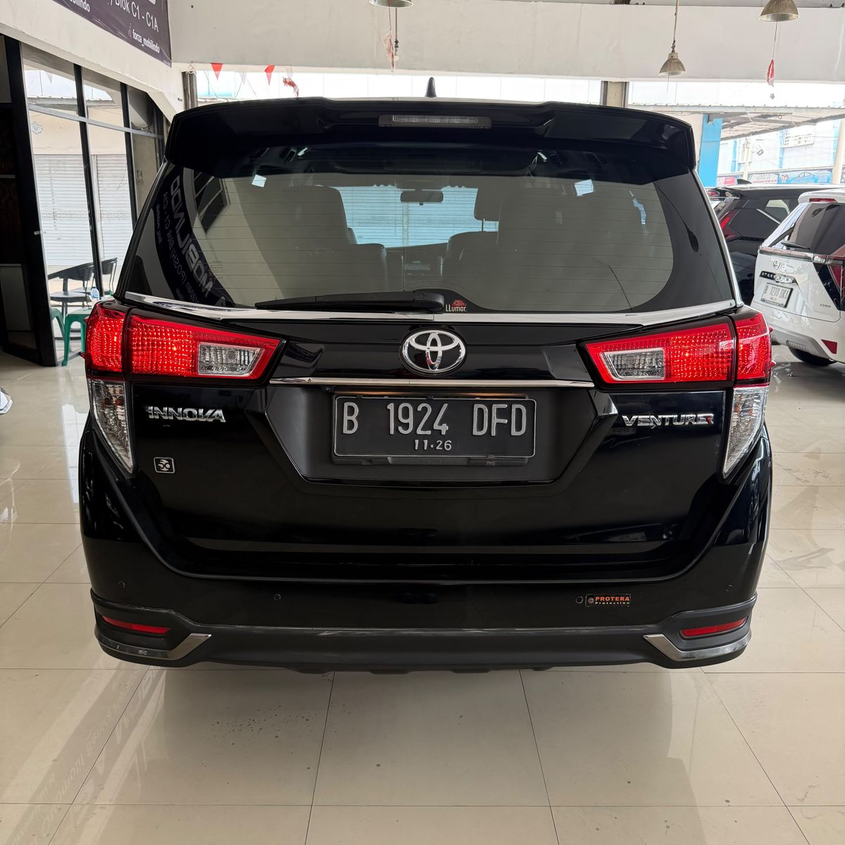 Toyota Venturer 2.4 AT Hitam 2021