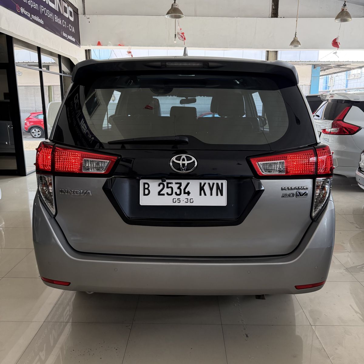 Toyota Innova V 2.0 AT Silver 2021