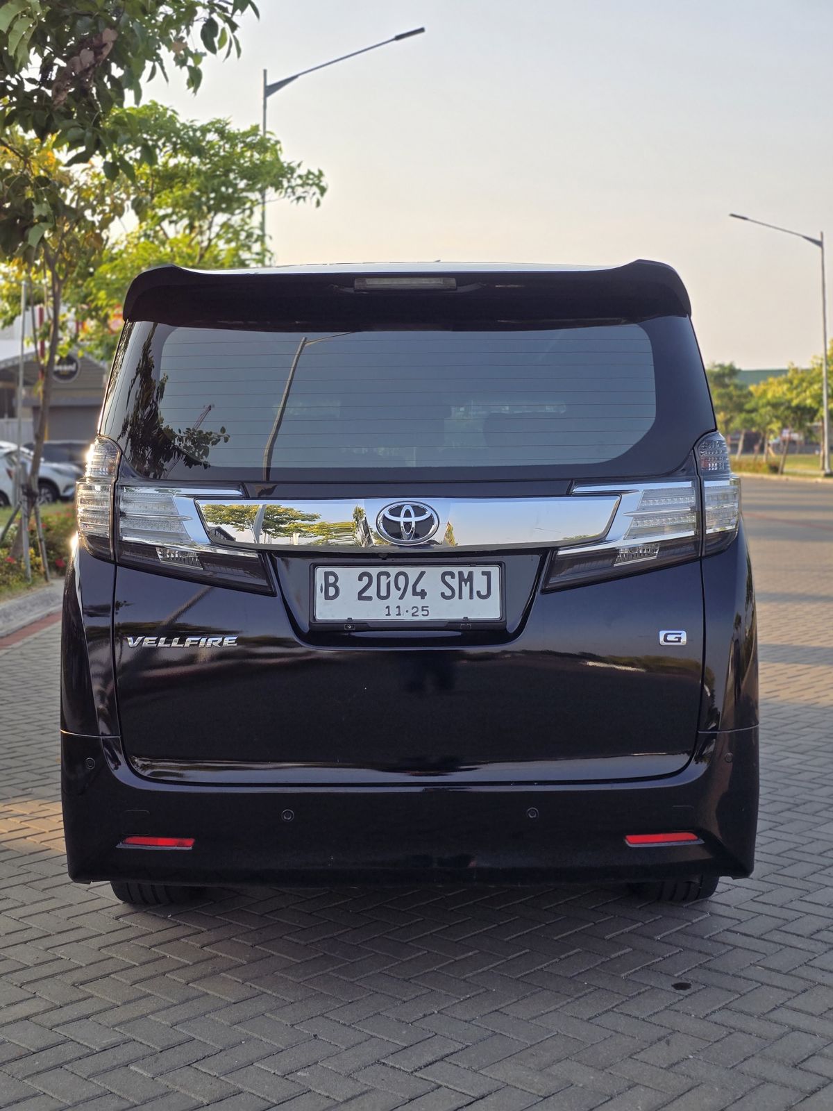 Toyota Vellfire G AT Hitam 2015