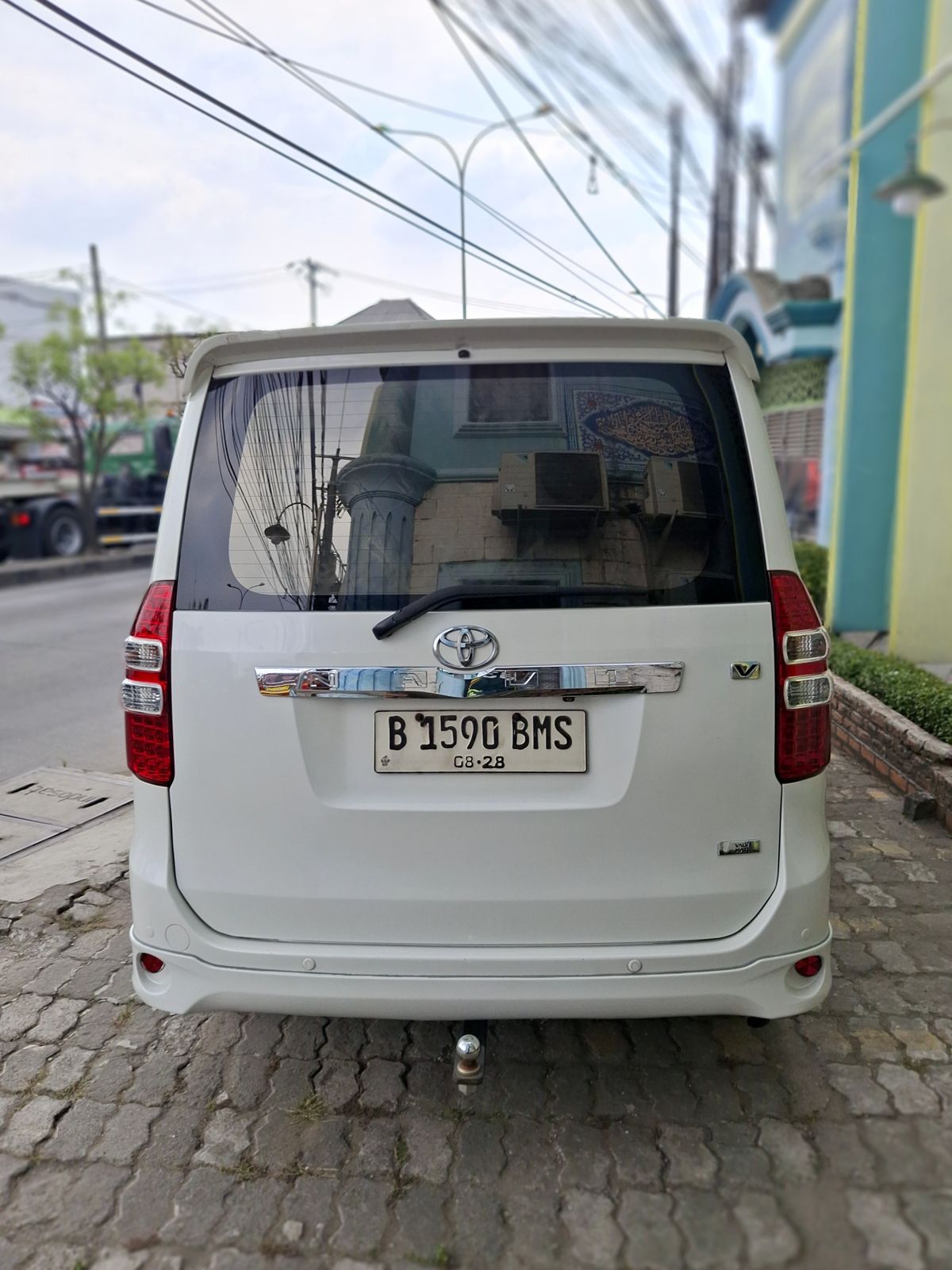 Toyota NAV1 V 2.0 AT Putih 2013