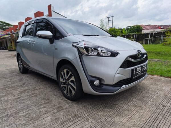 Jual Sienta V CVT 2021 Silver - B 2258 FKB