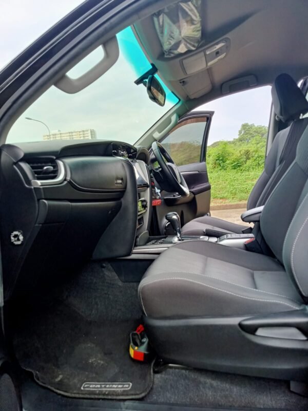 Jual Fortuner G 2.4 AT 2022 Hitam - B 1768 PJT - Gambar 9