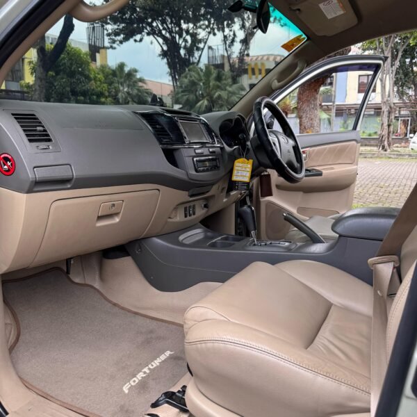 Jual Fortuner 2.7 2012 AT bensin Putih - B 2273 BBP - Gambar 5
